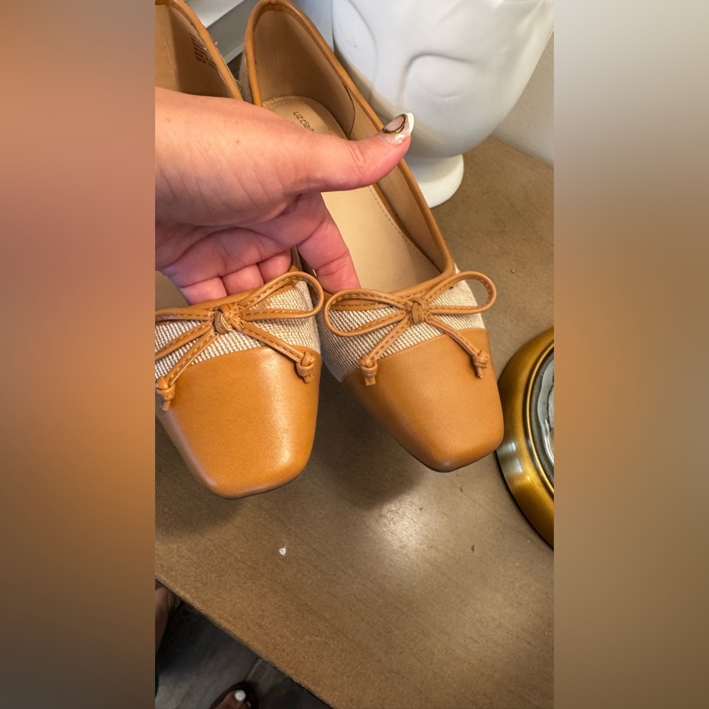 Liz Claiborne Tan and Cream Flats with Bow Detail - Picture 6 of 9